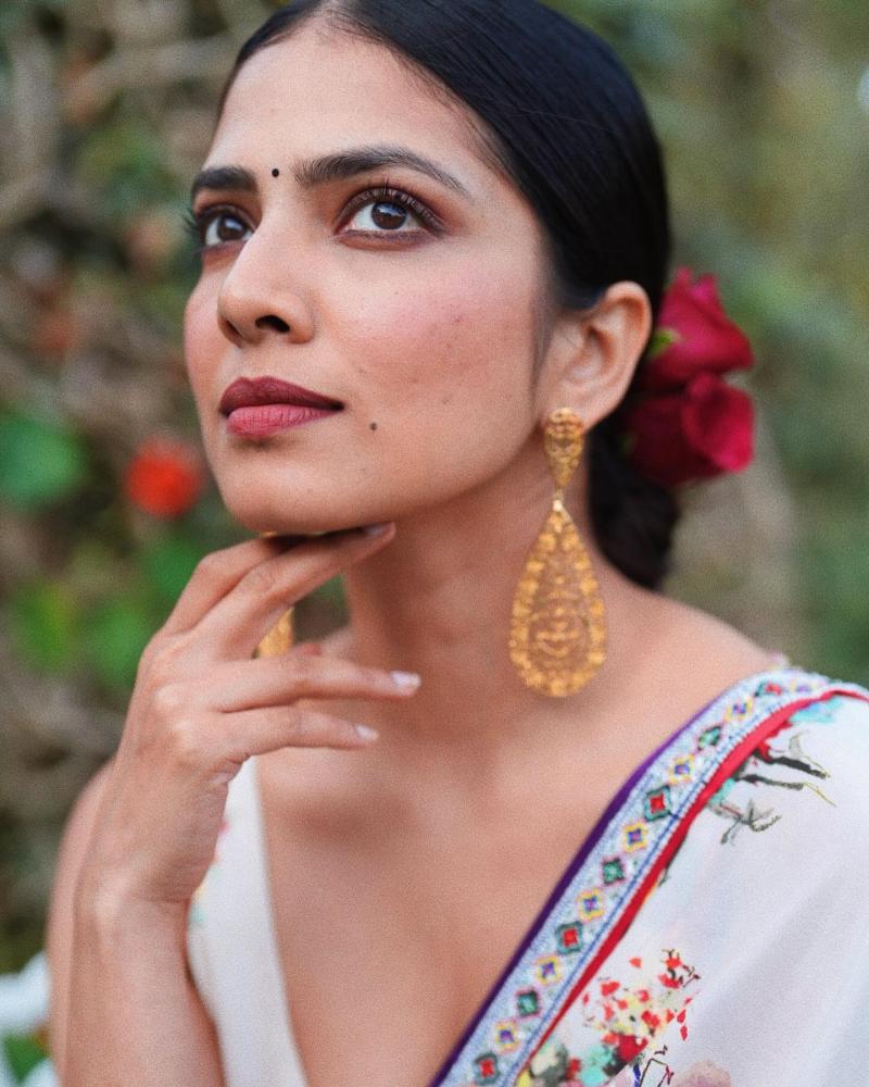 malavika-mohanan-hot-in-sarees